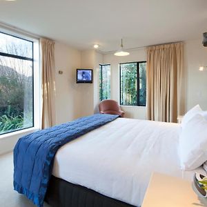 Three-Bedroom Apartment Lake View
